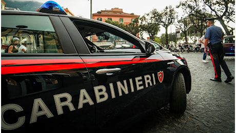 Insegnante aggredita a Castellammare di Stabia da circa 30 genitori con un blitz a scuola: trauma cranico