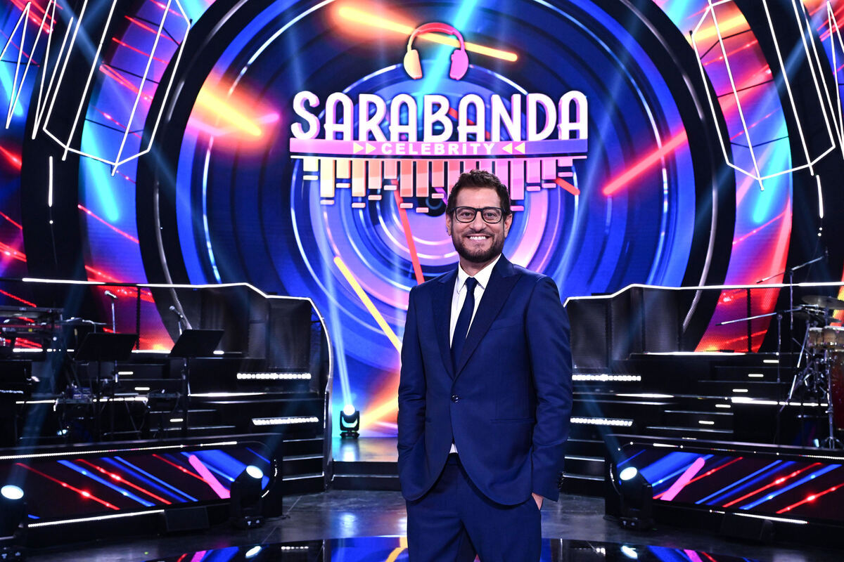 "Sarabanda Celebrity" al via: Enrico Papi torna con il quiz musicale che ha fatto cantare l'Italia intera, con tanti ospiti vip