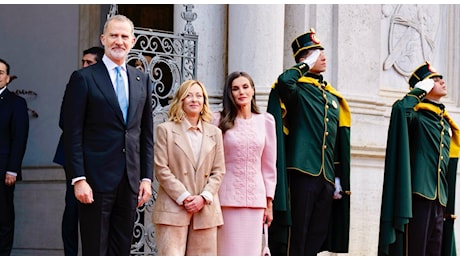 I reali di Spagna a Napoli, chi è Letizia Ortiz la regina «borghese» che ha stregato l’Italia