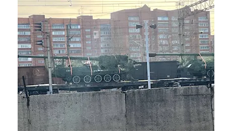 Avvistati semoventi da 170 mm a lunga gittata nord coreani in marcia verso il fronte ucraino