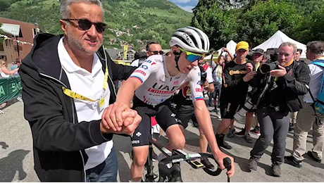 Tour de France - Pogacar festeggia il suo clan, poi arriva il saluto di Evenepoel - Ciclismo video