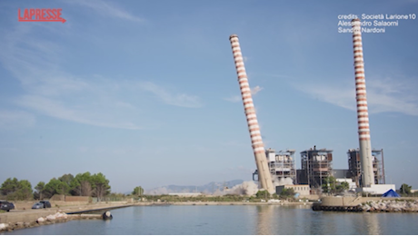 Video - Livorno, abbattute le ciminiere dell'ex centrale Enel a Piombino: il momento del crollo