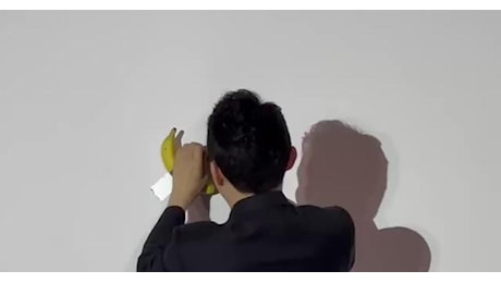 Justin Sun si aggiudica la banana di Cattelan per $6,2mln, ma la mangia 10 secondi dopo: Questo atto entrerà nella storia dell'opera - VIDEO