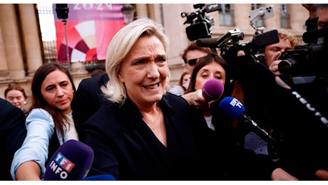 Da Macron un “circo indegno”: bordata di Le Pen
