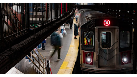 Data alle fiamme nella metro di New York: morta una donna. Arrestato un sospettato