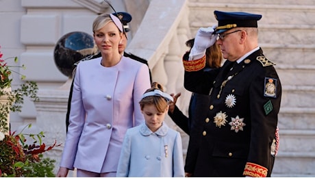 Charlène, Alberto, i gemelli in festa con Monaco e i Grimaldi. E Caroline nomina Cavaliere la figlia Charlotte