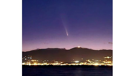 Lo spettacolo della Cometa C/2023 A3 Tsuchinshan-ATLAS su isole Eolie, Etna e Stretto di Messina | GALLERY