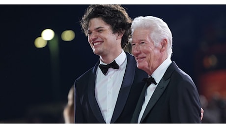 Ciao Festival di Venezia, vi presento mio figlio: Richard Gere papà orgoglioso sul red carpet. Ecco chi è Homer James Jigme Gere