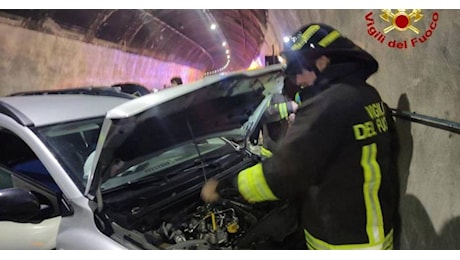 Incidente sulla A14, scontro tra sette auto in galleria a San Benedetto: sul posto vigili del fuoco e 118