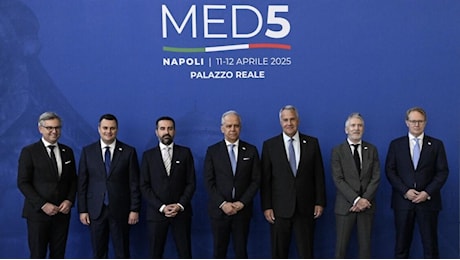 A Napoli il Med5, Piantedosi: «Migranti coi polsi legati in Albania? Tutto regolare»