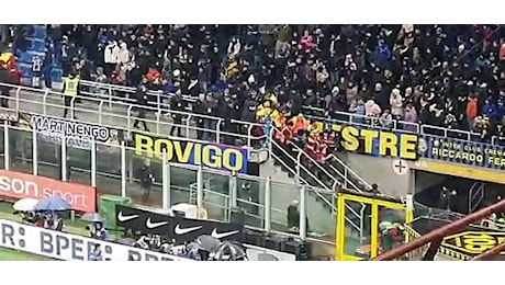 San Siro, i soccorritori portano via il tifoso che si è sentito male durante la partita Inter-Udinese