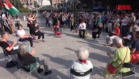 Gaza: performance della Casa delle Donne di Milano in solidarietà con donne palestinesi