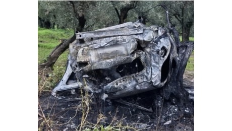 Finiscono fuori strada, l'auto prende fuoco: morte due ragazze, avevano 17 e 18 anni