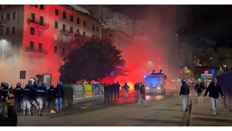 Genova, nuovi scontri nella notte tra le due tifoserie dopo il derby: 15 feriti, assalti alla polizia, pullman delle squadre bloccati allo stadio