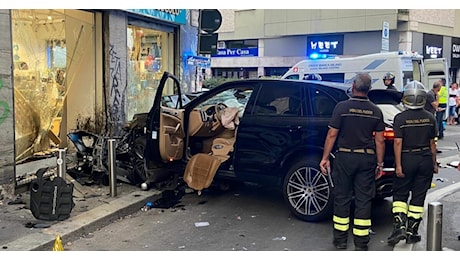 Milano, suv si schianta contro una vetrina in centro. Un uomo e una donna in gravi condizioni