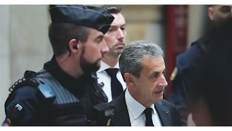 Sarkozy, tre anni e braccialetto elettronico per traffico di influenze: “Ora la Corte Ue”