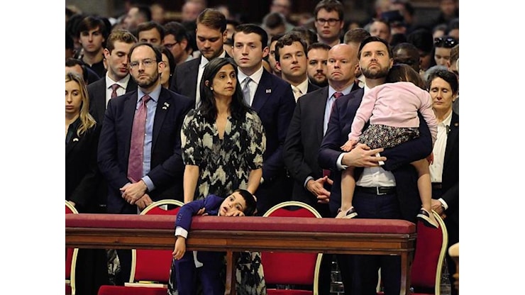 JD Vance a Roma con moglie e figli, un po' missione, un po' vacanza: la preghiera a San Pietro, la visita con Giuli e l'incontro con Meloni - Corriere Roma