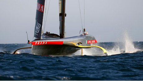 Luna Rossa vola oltre i 100 all’ora, ma Ineos risponde ed è 1-1. Spithill: “Sono loro i favoriti”