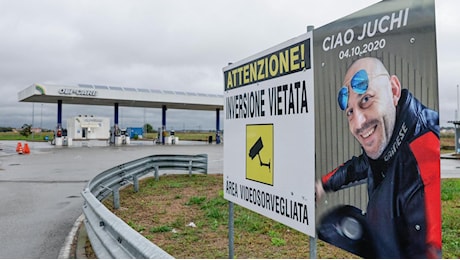 “La maxi foto di mio figlio morto in moto sia da monito per evitare altri incidenti”