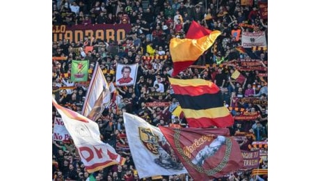 Roma - Lazio, la Nord sfotte i romanisti con uno striscione: ma c'è un errore ortografico