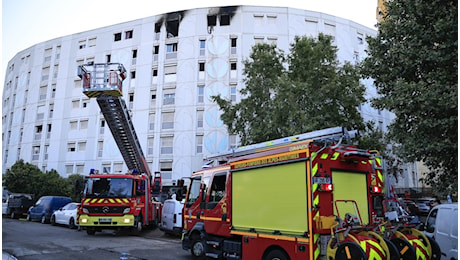 Incendio a Nizza in un condominio, 7 morti tra le fiamme a Moulins: tre bimbi e un adolescente tra le vittime