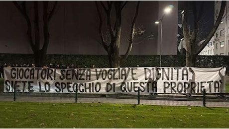 FOTO MN - Continua la contestazione: striscioni contro società e giocatori