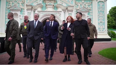 Macron, Starmer e Zelensky passeggiano a Kiev tra visite ai monumenti e omaggio ai caduti