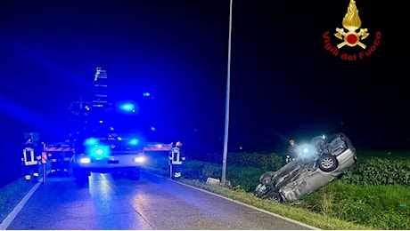 Conselve (Padova), l'auto esce fuori strada e si ribalta in un fossato: morto sul colpo