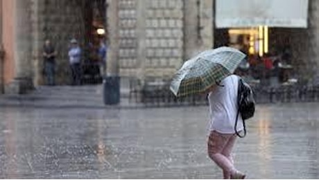 Previsioni meteo, il maltempo irrompe sull’Italia: violenti temporali portano un repentino calo delle temperature. Rischio nubifragi