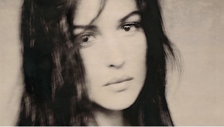 Monica Bellucci compie 60 anni. Il nuovo servizio con Tim Burton e questi scatti inediti di Roversi: «Sono pronta a tutto»