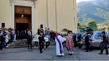 Funerale di Mia e Susanna, morte nel Piave: l'uscita delle bare