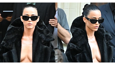 Katy Perry, il look alla sfilata di Balenciaga a Parigi con solo una pelliccia (in attesa del nuovo album)