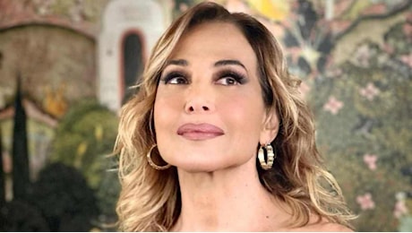 Barbara D'Urso torna su Canale 5: Striscia la Notizia le dedica un servizio, lei risponde col cuore