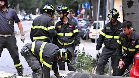 Maltempo, cade albero a Napoli, passante ferito lievemente. Il prefetto attiva centro coordinamento soccorsi. Allagamenti anche a Ischia