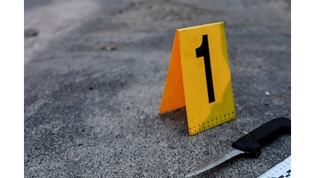Accoltellato a Milano, 51enne rischia la vita