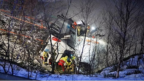 Bus si ribalta in Norvegia, diverse le vittime