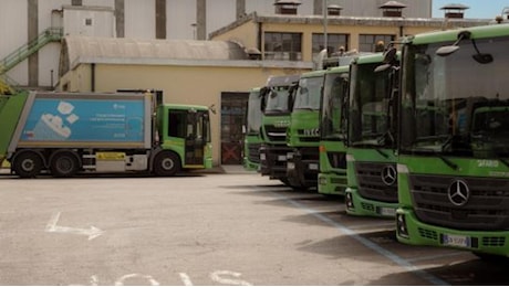 Milano, operaio dell'Amsa muore in via Zama: è rimasto schiacciato tra il suo camion e un'auto