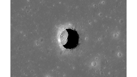 Sulla Luna c’è un tunnel che può condurre a una caverna sotterranea: la scoperta dei ricercatori italiani