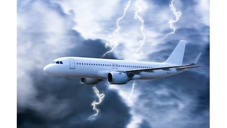 Volare, aumentano i rischi per le forti turbolenze. Investito aereo verso Sud America, diversi feriti