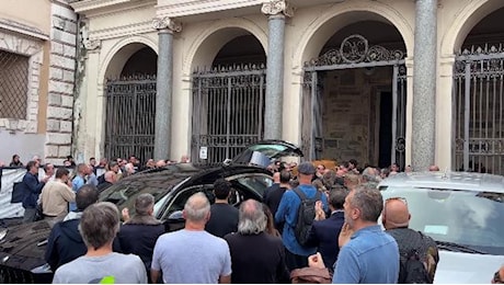 Funerali Adamo Dionisi, l'omaggio dei tifosi della Lazio nella basilica di Santa Maria in Trastevere