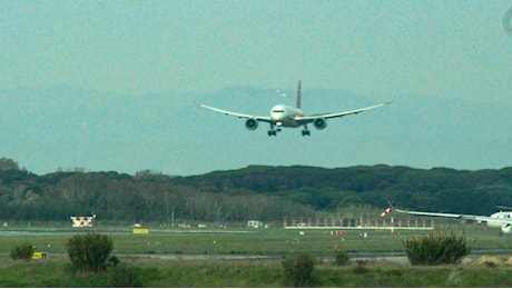 Aereo in decollo da Fiumicino, motore in fiamme. Presunto stormo di uccelli. Ennesimo incidente con il Boeing Dreamliner