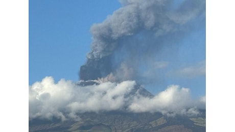 Etna in eruzione. Le alte colonne di fumo visibili da Adrano