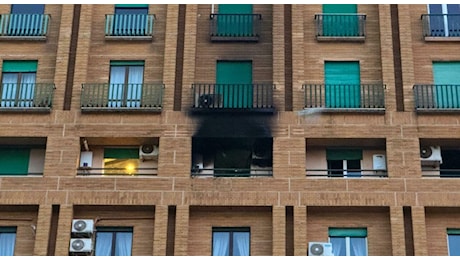 Napoli, incendio in un b&b in piazza Municipio: morta una ragazza