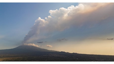 Etna erutta, sospesi tutti i voli sull’aeroporto di Catania