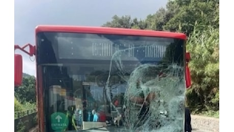 Scontro furgone - bus di linea a Ischia, sei feriti