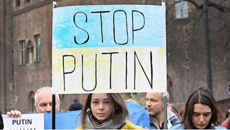 Torino, protesta anti-Putin: flash mob in piazza Castello