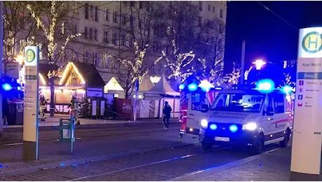 Attentato al mercatino di Natale in Germania, la corsa in auto contro la folla per oltre 400 metri