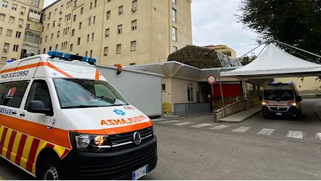 Sovraffollamento al Ss Annunziata: «Barelle e letti in ogni angolo dell’ospedale, pazienti a rischio infezioni»