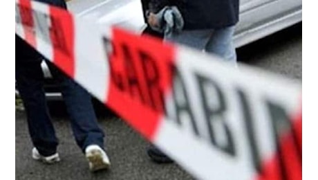 Lecco, sparatoria dopo colpo in banca: rapinatore gravemente ferito