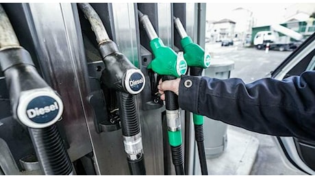 Benzina alle stelle, arriva a quota 1,8 euro. Il Codacons denuncia: «Aumenti ingiustificati». I prezzi dei carburanti nel 2025